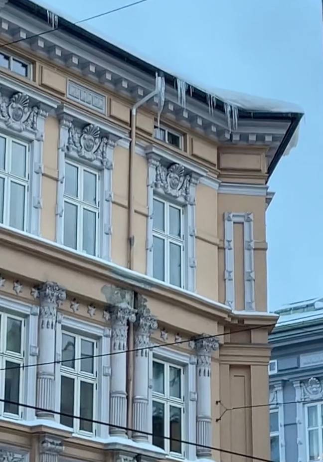 Emma Wali a expliqué qu'ils sont là pour avertir les gens du risque de chutes de neige et de glace. Crédit : TikTok/@heywali