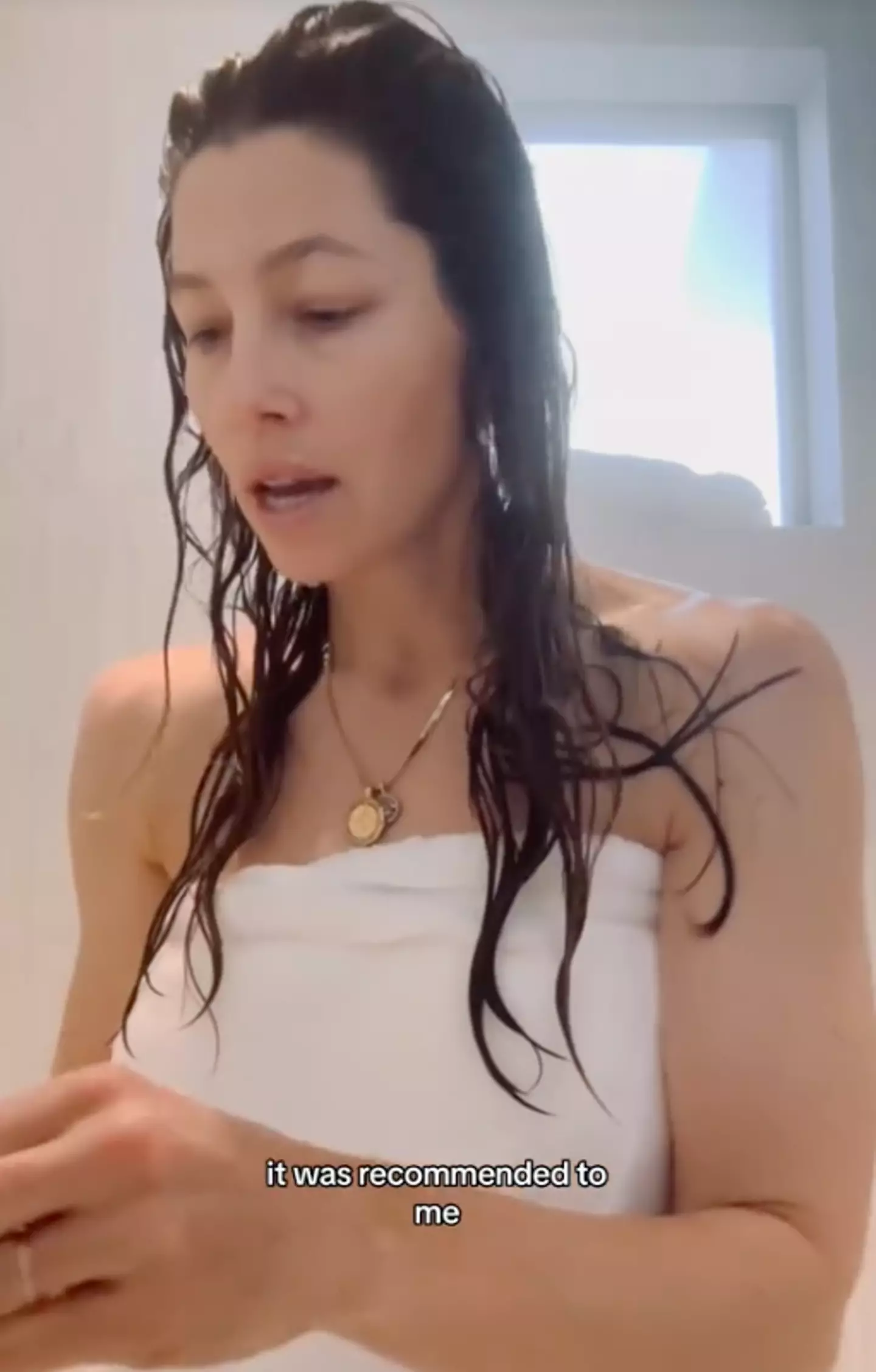 Jessica Beil a une drôle d'habitude de se doucher.