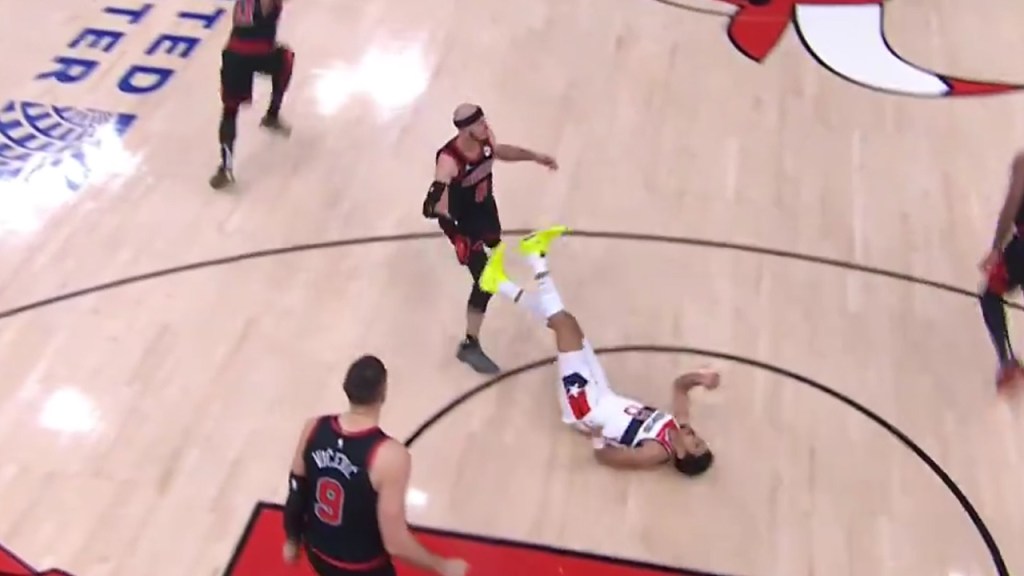 Alex Caruso a obtenu un flagrant 1 pour avoir aplati Jordan Poole après que Poole l'ait poussé