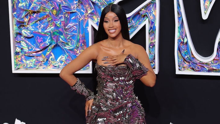 Cardi B a repoussé tous ceux qui la détestent sur le remix "Never Lose Me" de Flo Milli