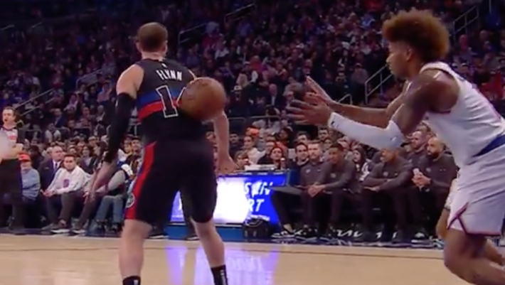 Deuce McBride a obtenu un lay-up en lançant une passe entrante de Malachi Flynn