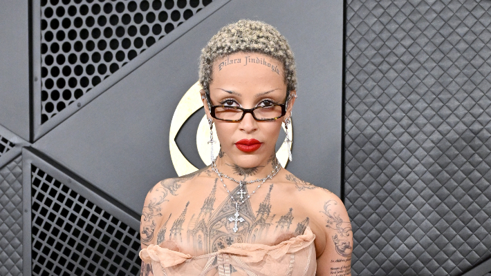 Doja Cat critique les trolls pour avoir comparé ses cheveux 4C à "Pubes" en ligne après avoir partagé la pochette unique de "Masc"