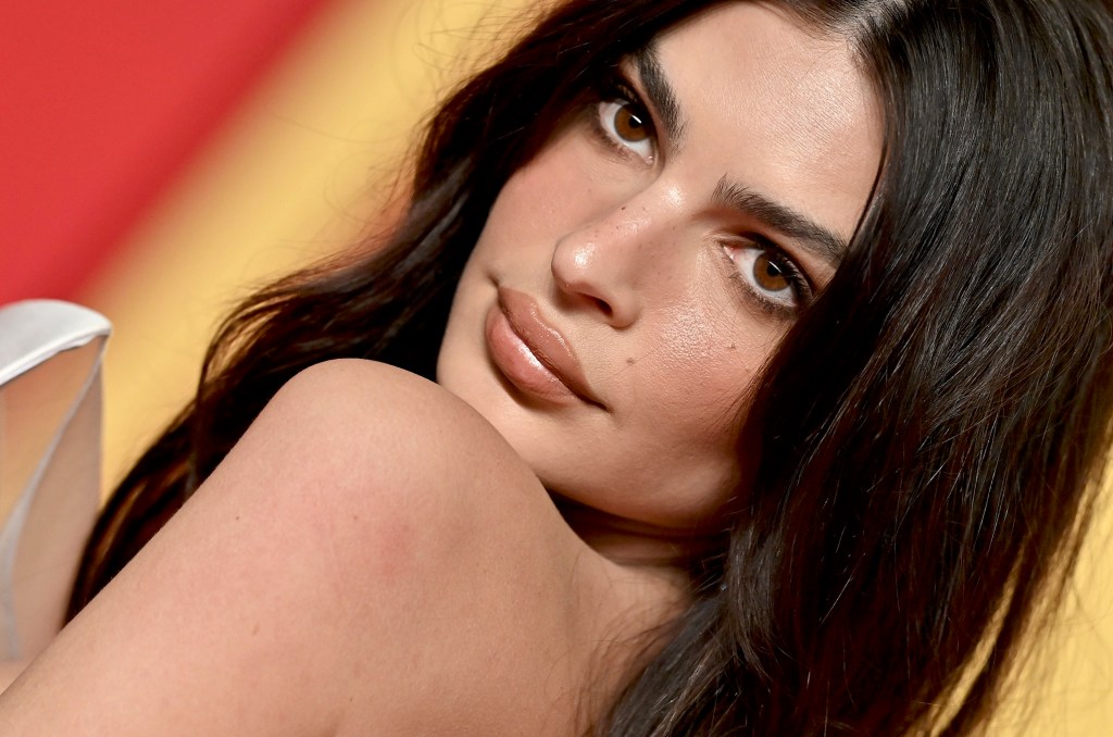 Emily Ratajkowski a partagé une photo seins nus pour célébrer son divorce (et montrer ses "bagues de divorce")