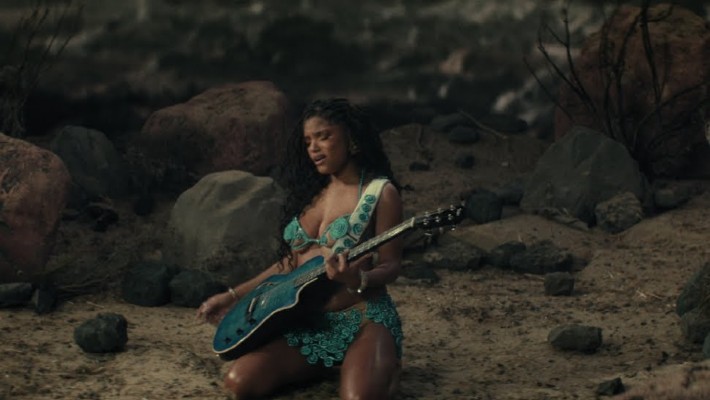 Halle atteint de nouveaux sommets d'amour avec sa ballade "In Your Hands"