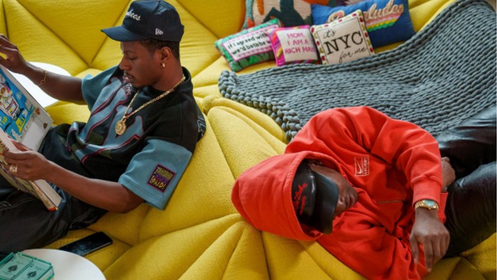 IDK et Joey Badass portent un toast à leurs réalisations dans le cadre de leur nouvelle collaboration, "Denim"