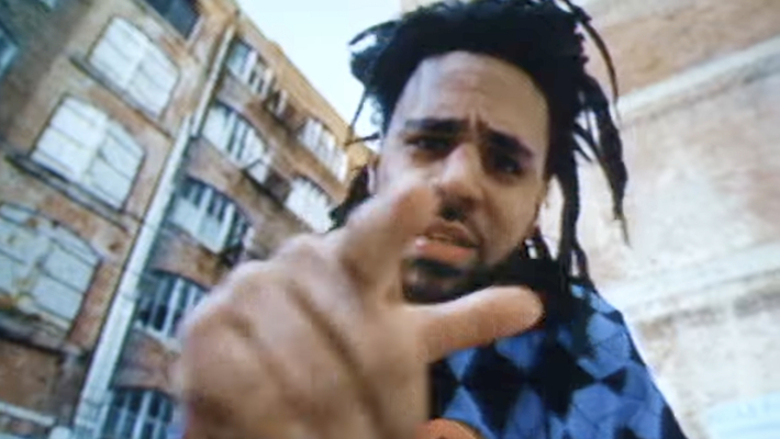 J. Cole a dévoilé davantage de nouvelles musiques avec un nouveau vlog « pourrait être supprimé plus tard » avec un numéro de téléphone que les fans peuvent appeler pour entendre un extrait de chanson de lui et de Bas.
