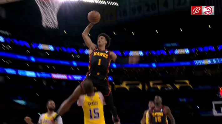 Jalen Johnson a fait regretter à Austin d'avoir tenté de tirer une accusation avec un dunk vicieux