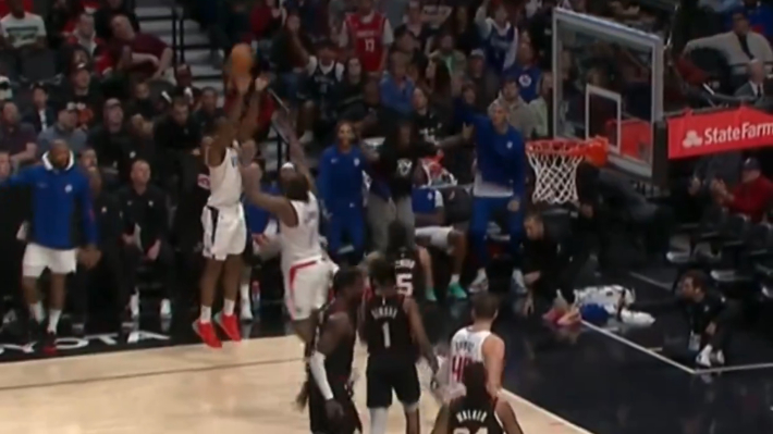 James Harden avait l'air d'avoir essayé de bloquer un pull Kawhi Leonard