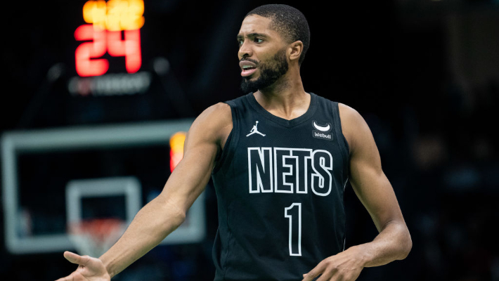 Josh Hart compare la présence de Mikal Bridges sur les réseaux à « ce mème de Bob l'éponge quand Squidward regarde par la fenêtre »