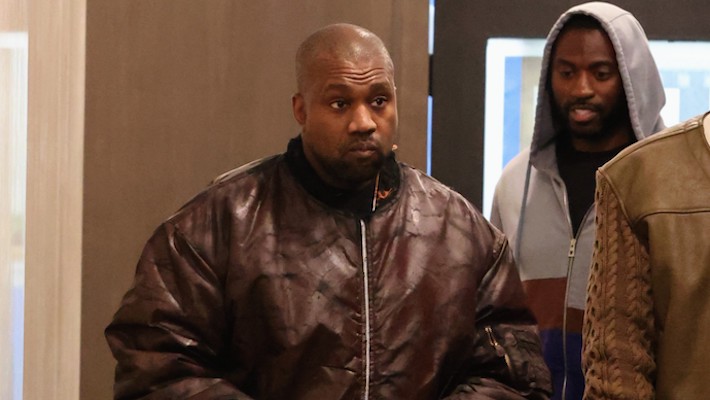 Kanye West s'assure la première place du nouveau classement Hot 100 « Billboard », marquant ainsi son premier sommet depuis plus d'une décennie
