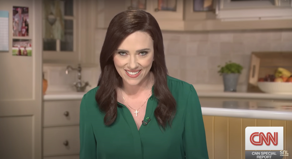 Katie Britt pensait que Scarlett Johansson la jouait dans un sketch de "SNL" qui la faisait ressembler à une idiote