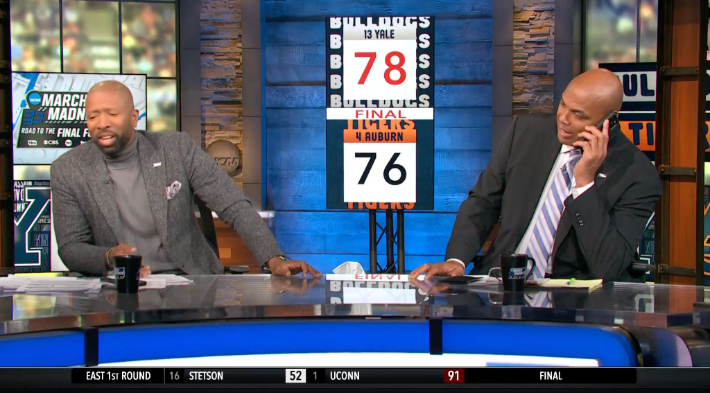 Kenny Smith n'a pas pu résister à Charles Barkley après que Yale ait stupéfié Auburn