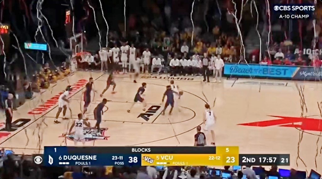 Kevin Harlan a perdu la tête à cause de la chute de confettis en milieu de partie lors du match pour le titre A-10