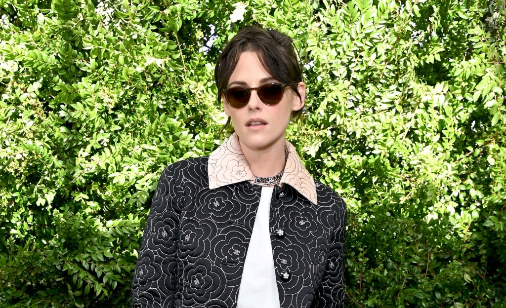 Kristen Stewart a eu une réponse courte mais directe aux haineux « homophobes » de sa reprise de « Rolling Stone » : « F*ck You »