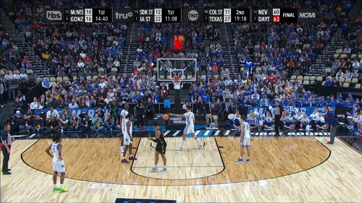 Le Kentucky n'a pas réalisé qu'Oakland tirait un et-un et a accidentellement lancé le ballon hors des limites