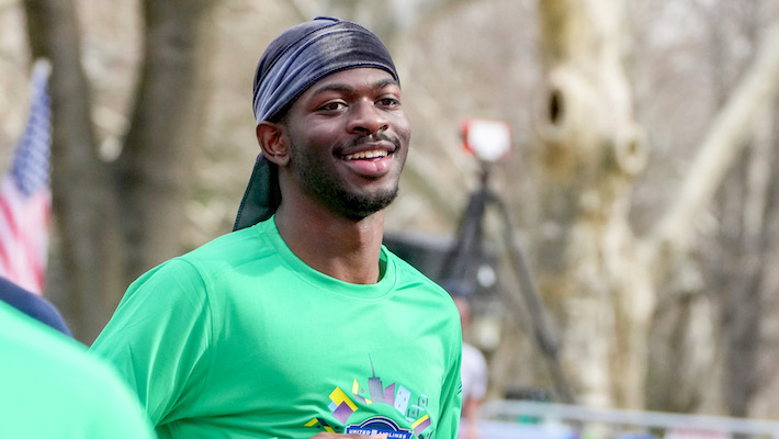 Lil Nas X vient de partager une nouvelle chanson et il pense qu'il va probablement avoir des ennuis à cause de ça