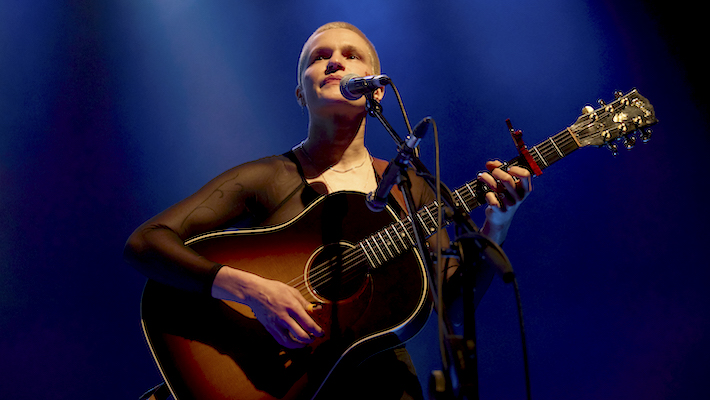 L'intime « Free Treasure » d'Adrianne Lenker est un avant-goût réconfortant de son prochain album « Bright Future »