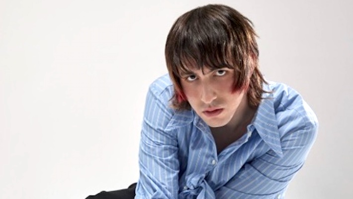 Porter Robinson ne peut pas échapper à une escouade de poupées obsédées dans sa vidéo "Cheerleader"