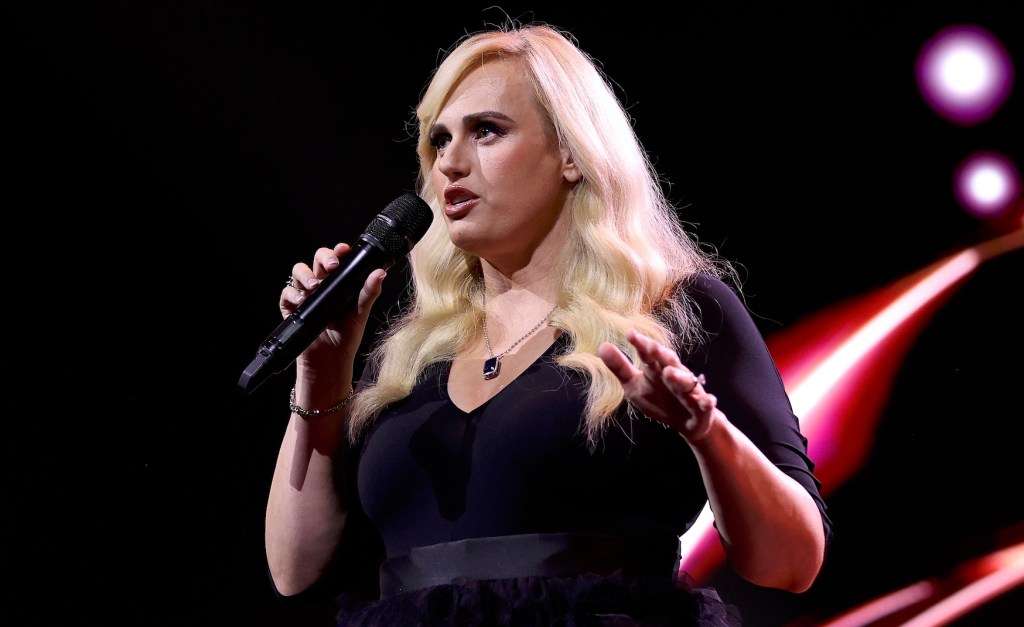 Rebel Wilson surnommée le « trou du cul » qui, selon elle, la menace à propos de la publication de ses mémoires
