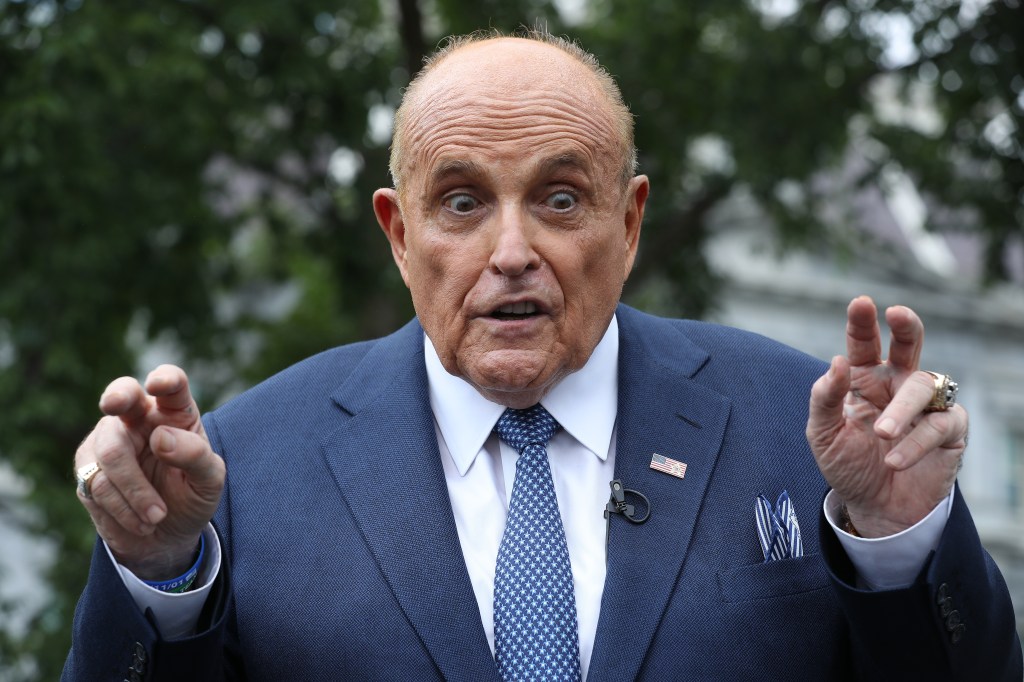 Rudy Giuliani pense qu'être radié du barreau pour Trump est une bonne chose : "Cela m'aidera au paradis"