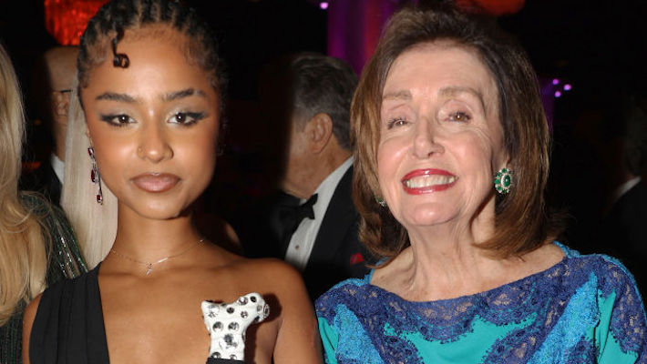Tyla "n'avait aucune idée" de qui était Nancy Pelosi lorsqu'ils ont pris une photo surprenante ensemble lors d'une soirée Grammys