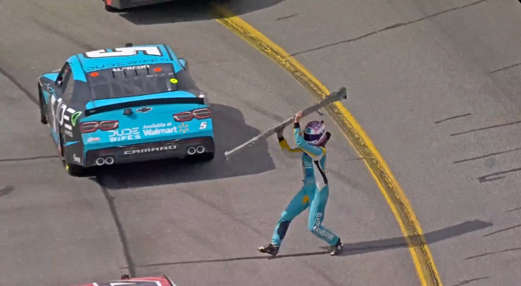 Un pilote de NASCAR a jeté son pare-chocs sur une autre voiture après avoir été accidenté