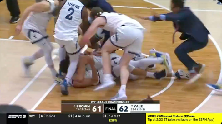 Yale a battu Brown au buzzer après avoir effacé un déficit de 6 points en 25 secondes