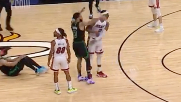 Bam Adebayo a obtenu un flagrant 1 pour avoir tenté de bloquer Jayson Tatum après le coup de sifflet, faisant rouler sa cheville à Tatum