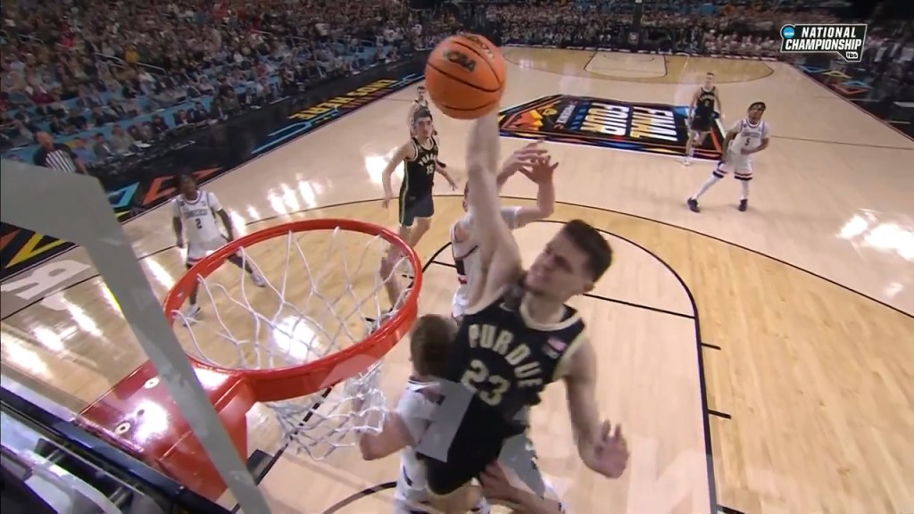 Camden Heide de Purdue a réalisé le meilleur dunk du tournoi de la NCAA avec un revers à une main contre UConn