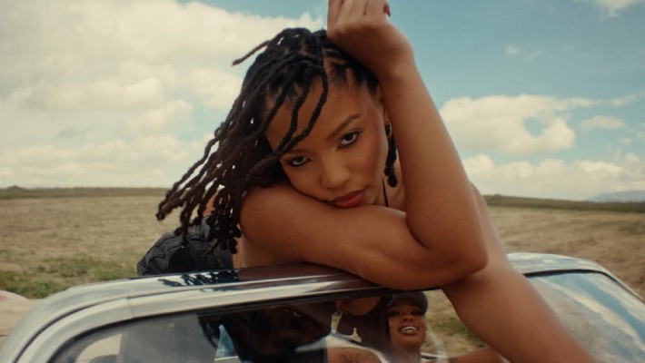 Chlöe emmène les dames en retraite à travers le désert dans sa vidéo "Boy Bye"