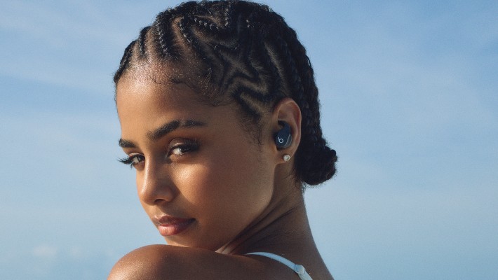 Comment acheter la collaboration Alo Yoga x Beats Fit Pro présentée par Tyla