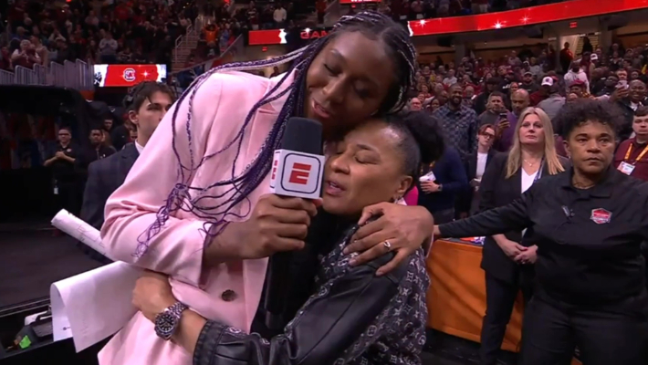 Dawn Staley a donné une interview incroyable à Aliyah Boston après que la Caroline du Sud ait obtenu une place dans le match pour le titre national