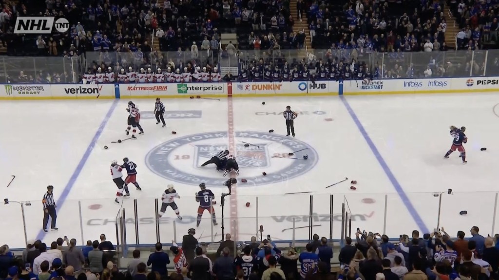 Huit joueurs ont été expulsés pour une bagarre deux secondes après le début des Devils-Rangers