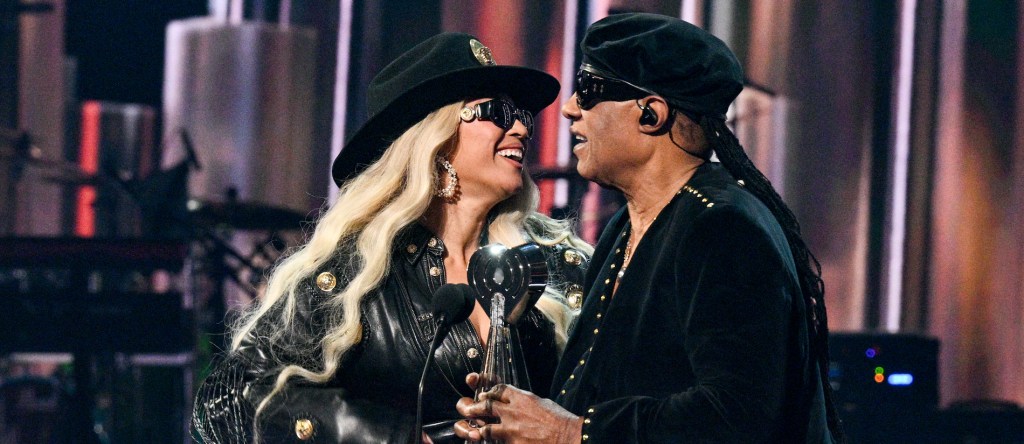 Il s'avère que Beyoncé a demandé à Stevie Wonder de jouer sur l'une de ses chansons "Cowboy Carter"