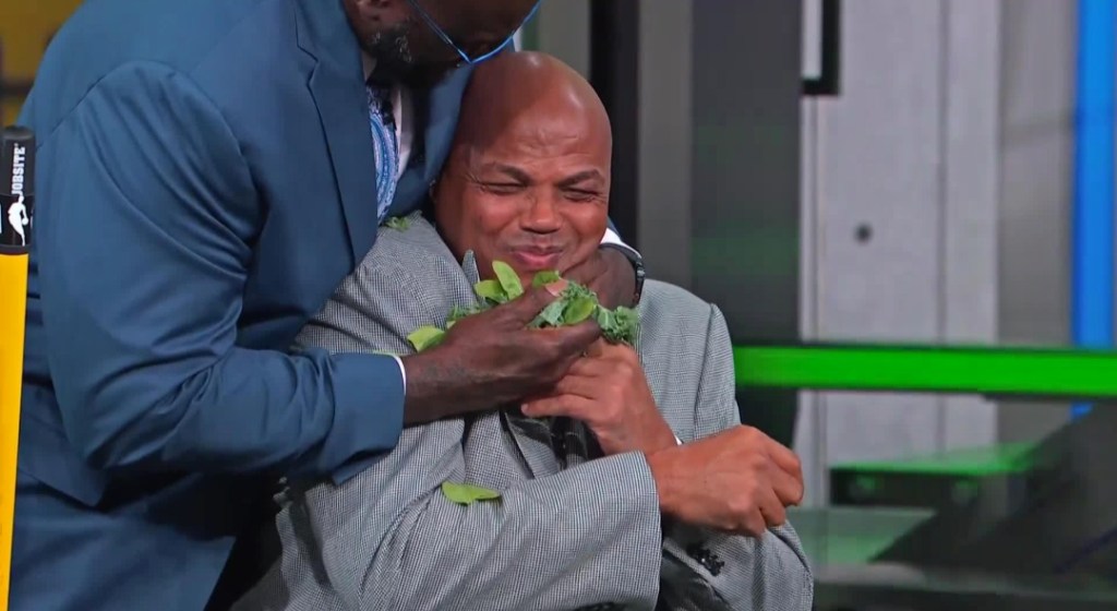 "Inside The NBA" a jeté du chou frisé sur la tête de Chuck et Shaq a essayé de lui faire le manger