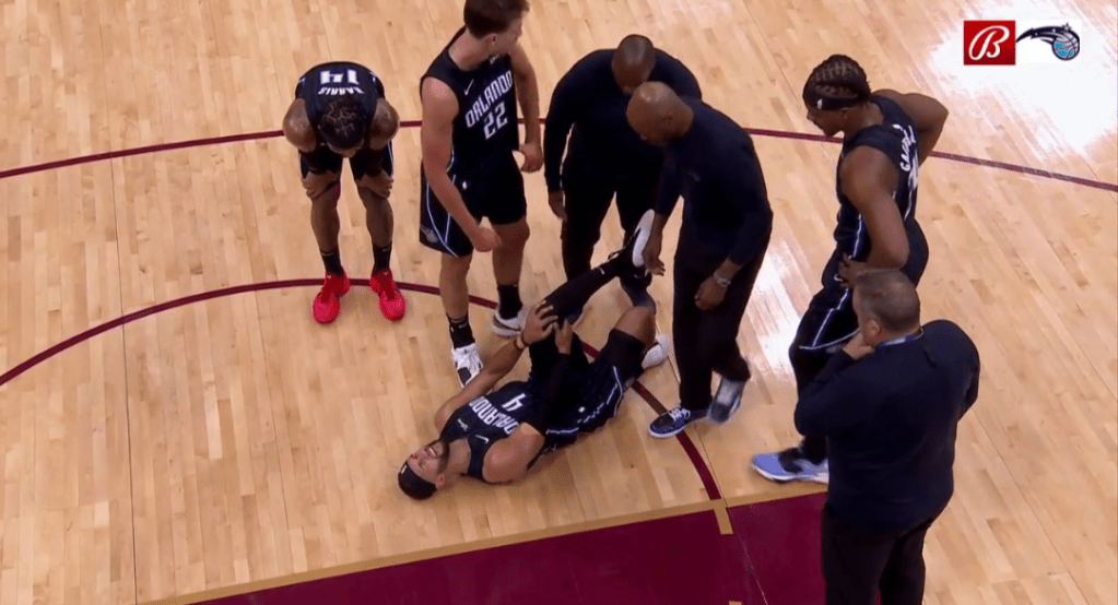 Jalen suggère de quitter le deuxième match de Magic-Cavs après s'être cogné les genoux avec Donovan Mitchell