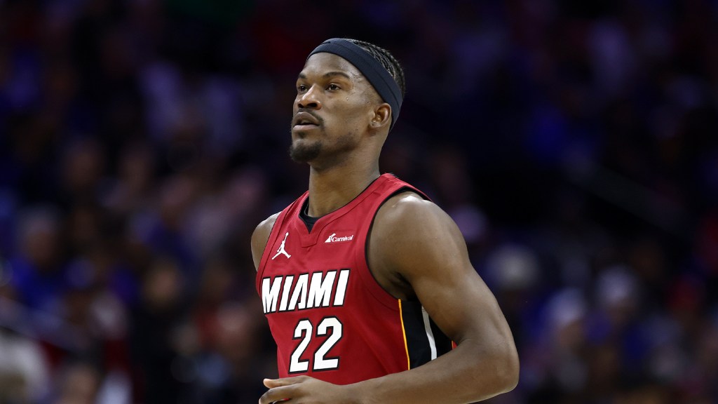Jimmy Butler manquera «plusieurs semaines» en raison d'une entorse au MCL