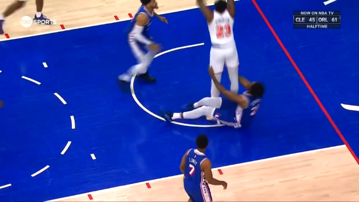 Joel Embiid a été flagrant pour avoir attrapé les jambes de Mitchell Robinson par terre