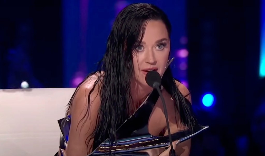 Katy Perry a subi un dysfonctionnement de sa garde-robe dans "American Idol" lorsque son haut s'est "cassé"