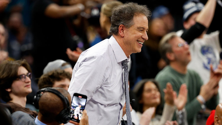 Kevin Harlan a donné l'appel de l'année lorsque quelqu'un a jeté une aile de poulet sur le sol pendant Pelicans-Kings