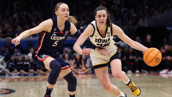 L'Iowa a survécu à une accusation tardive d'UConn pour remporter un deuxième voyage consécutif pour le match pour le titre national