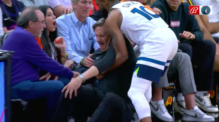 L'entraîneur des Timberwolves, Chris Finch, a quitté le match 4 avec une blessure au genou après une collision avec Mike Conley