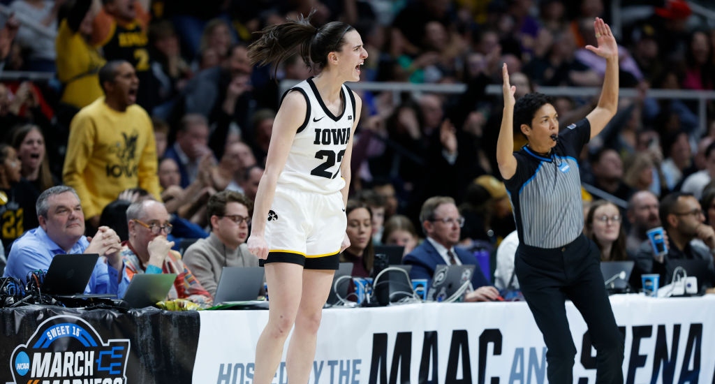 L'explosion de 41 points et 12 passes décisives de Caitlin Clark a conduit l'Iowa contre LSU à atteindre les quatre derniers