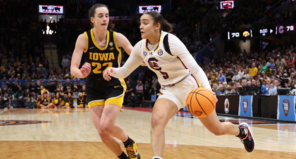 La Caroline du Sud a terminé une saison parfaite en battant l'Iowa lors du match pour le titre national