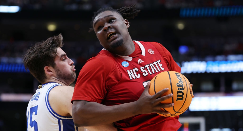 La course magique de NC State se poursuit jusqu'aux quatre derniers grâce à une autre énorme soirée de DJ Burns