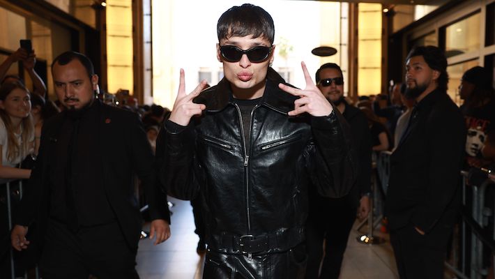 La vidéo sauvage "Peso Completo" de Peso Pluma et Arcángel met en vedette des lutteurs de sumo et plusieurs femmes en bikini