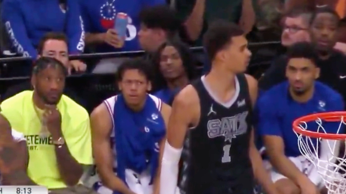 Le banc des Sixers était incrédule après qu’un Victor Wembanyama ait évité trois du coin