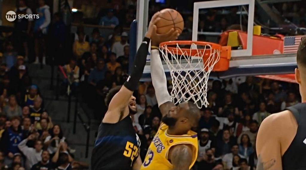 LeBron James a bourré Jamal Murray au bord lors d'un dunk au début du match 2