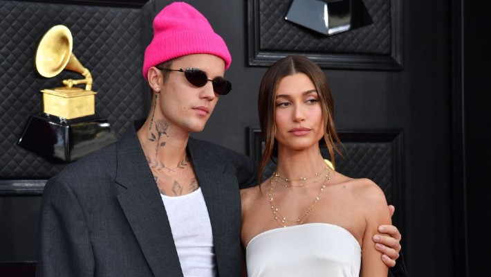 Les gens se demandent pourquoi Justin Bieber a posté des photos de lui en train de pleurer et Hailey Bieber a répondu