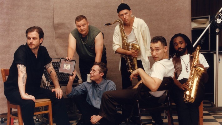 Les gradins mettent la touche finale à la bande originale de "The New Look" de Jack Antonoff avec "Almost Like Being In Love"